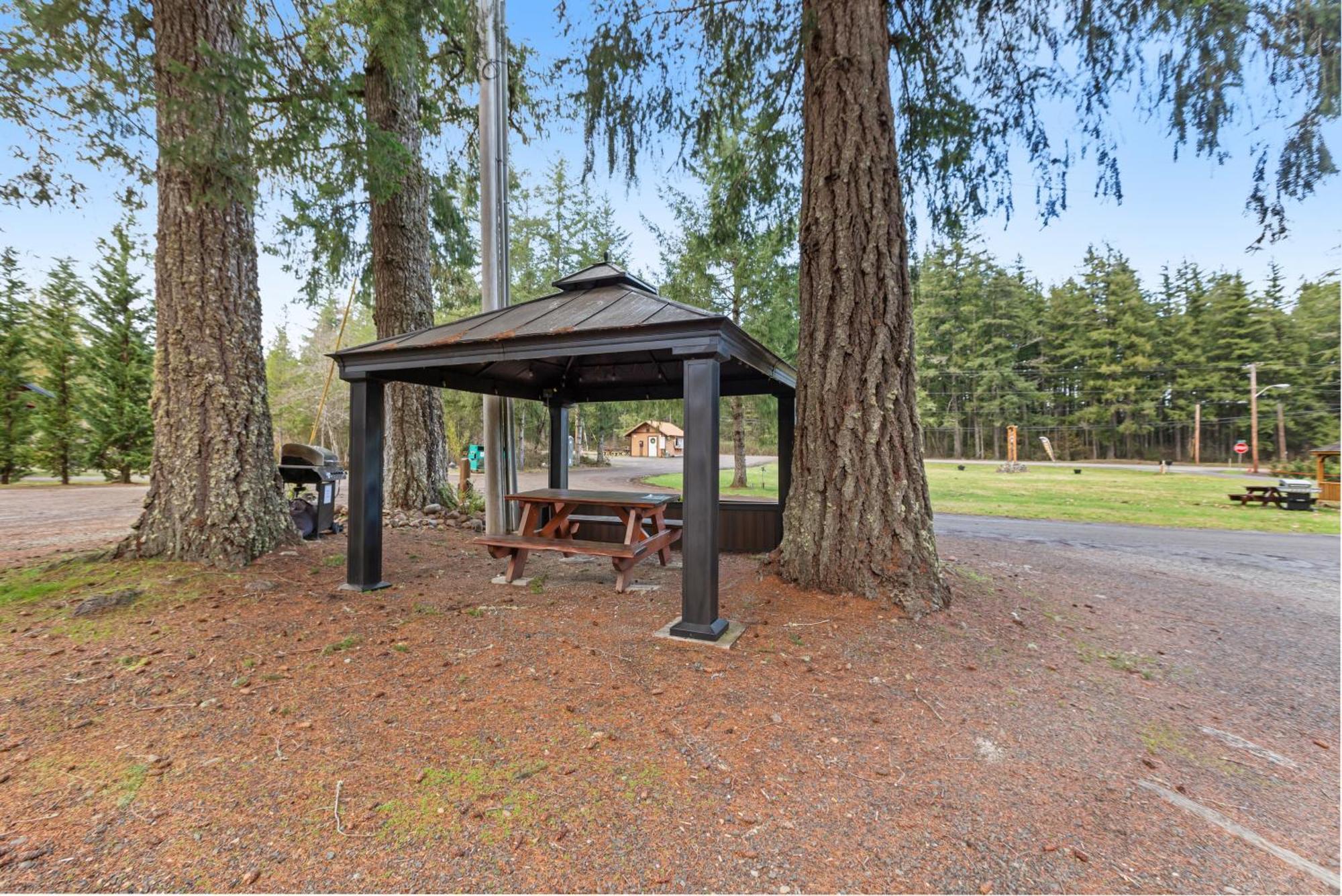 The Entire Property At Mount Walker Inn Quilcene Exterior photo